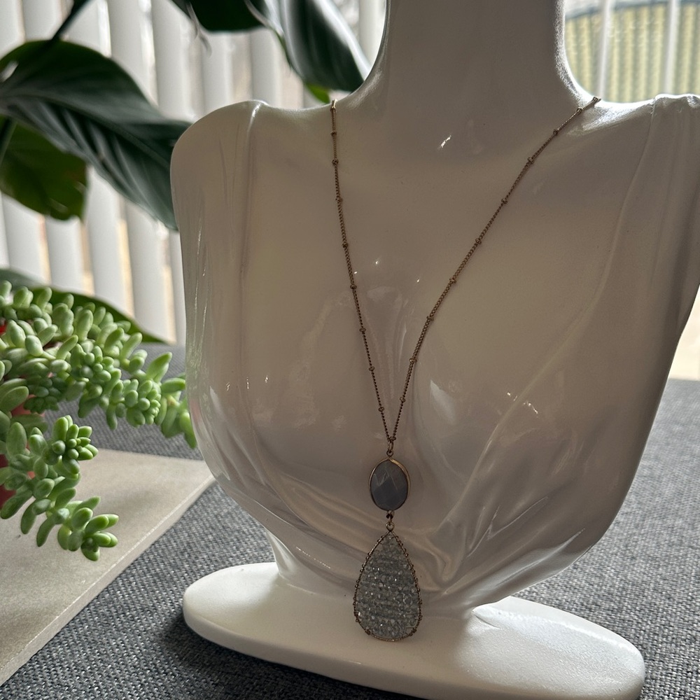 Elegant Gold and Gray Teardrop Pendant Necklace